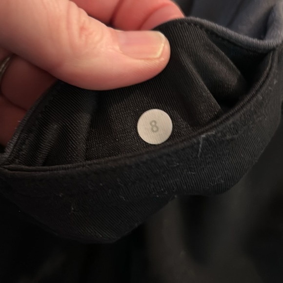 Lululemon reverse capris, black on one side gray on the other size 8 - Picture 4 of 4